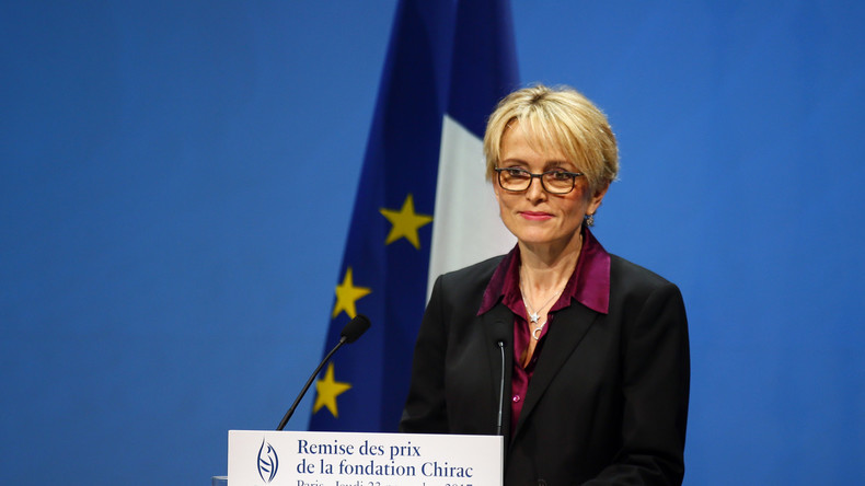 La fille de Jacques Chirac a fait don de costumes de son père à des migrants de porte de la Chapelle
