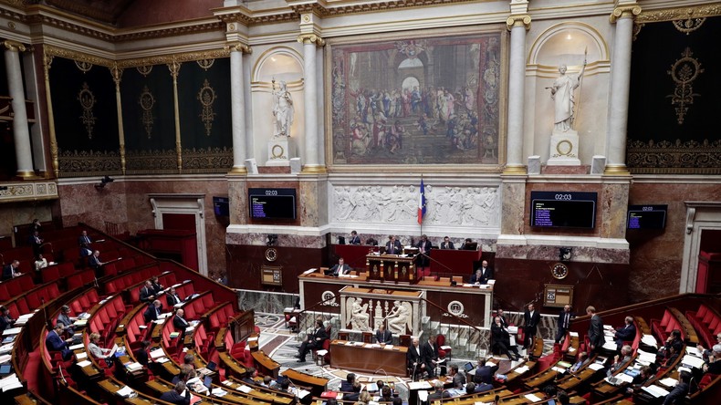 Frappes en Syrie : de LR aux Insoumis, condamnation quasi unanime de l'opposition à l'Assemblée