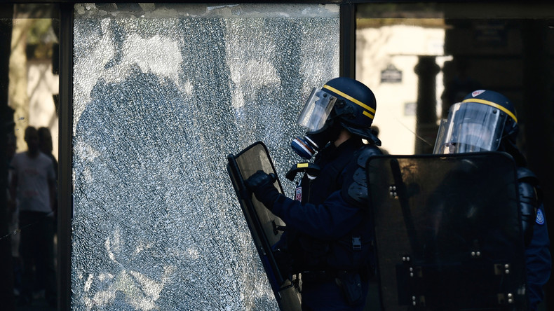 Heurts entre manifestants et forces de l'ordre à Paris, le cortège bloqué (VIDEOS)