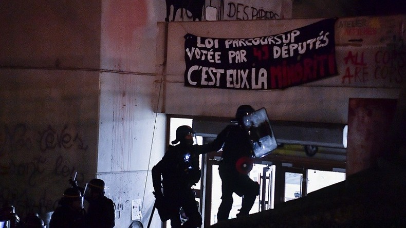La faculté de Tolbiac évacuée par les CRS à l'issue d'une vaste opération (VIDEOS)