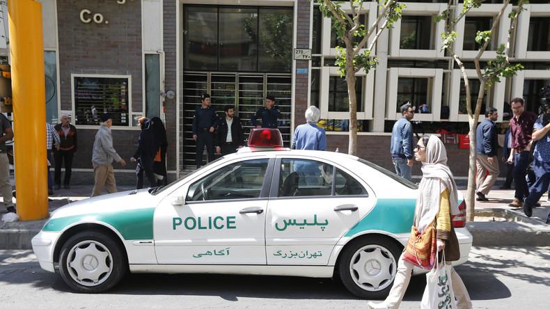 Iran : la vidéo d'une jeune femme malmenée par la police des mœurs choque le pays (VIDEO)