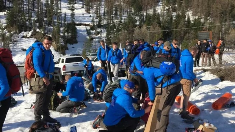 Des militants de Génération identitaire bloquent un col alpin, point de passage de migrants (IMAGES)