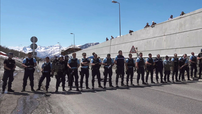 Collomb promet des renforts aux frontières alpines, les identitaires se targuent d'une «réussite»