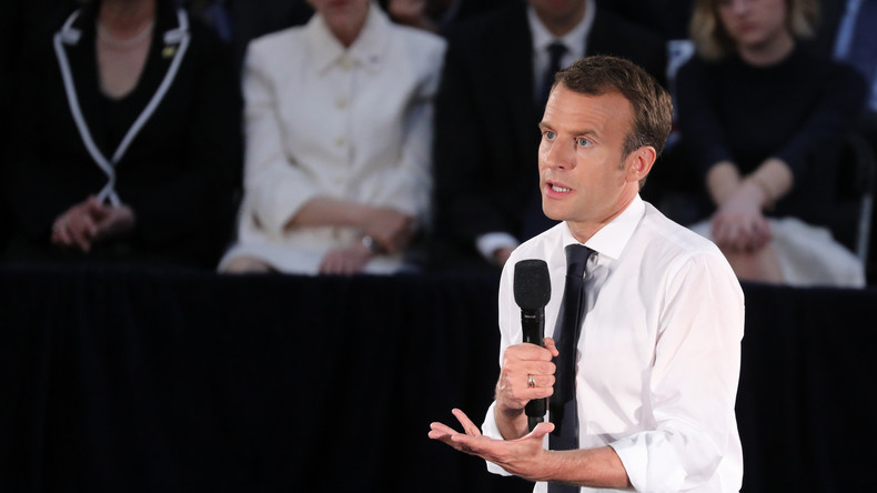 «Guerre sans fin pour l'empire» : Macron interpellé par des étudiants sur les frappes en Syrie