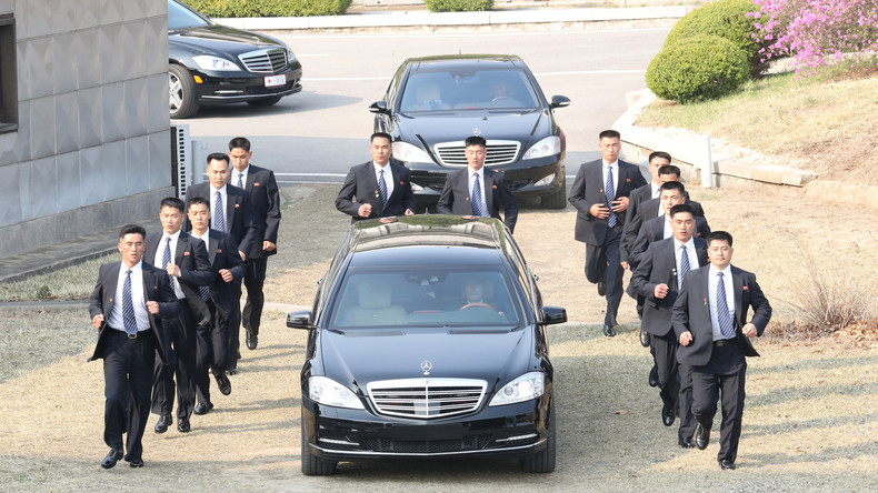 L'impressionnante escorte de la limousine de Kim Jong-un (VIDEO)