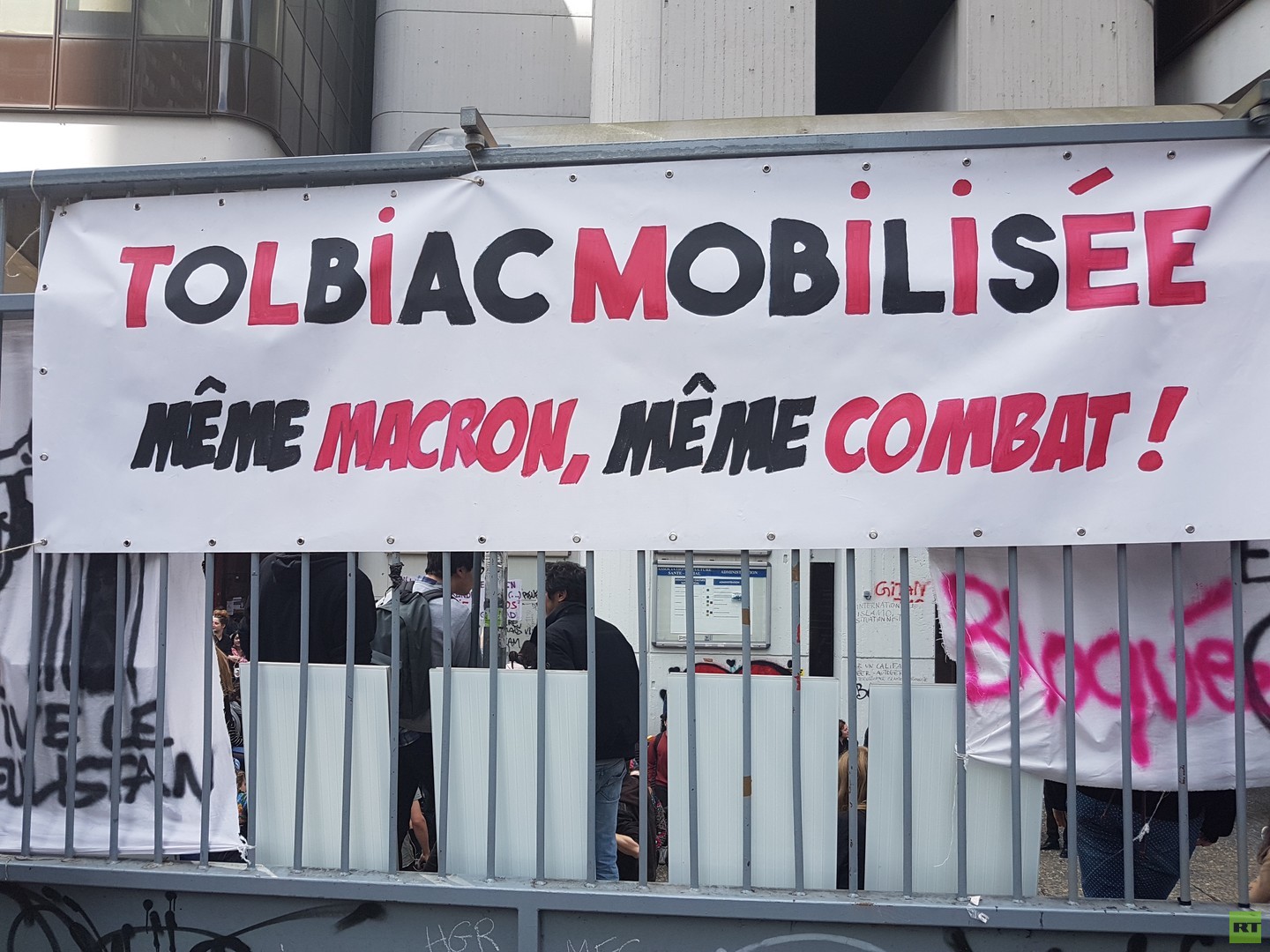 Menacés d'expulsion, les occupants de Tolbiac veulent «résister jusqu'au bout» (REPORTAGE)