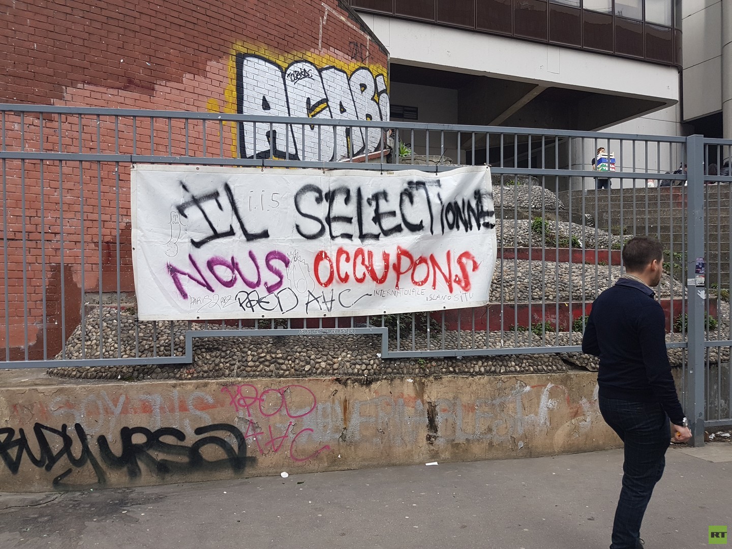 Menacés d'expulsion, les occupants de Tolbiac veulent «résister jusqu'au bout» (REPORTAGE)