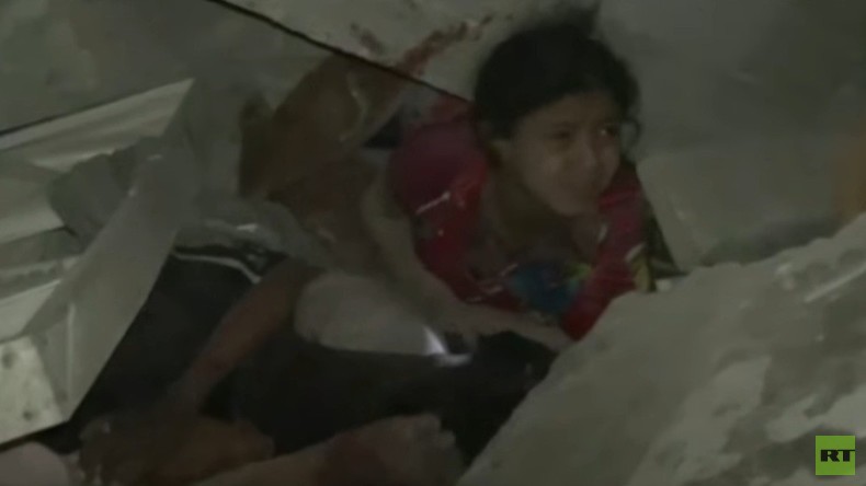 Yémen : des enfants extirpés des décombres après un bombardement de la coalition (VIDEO CHOC)