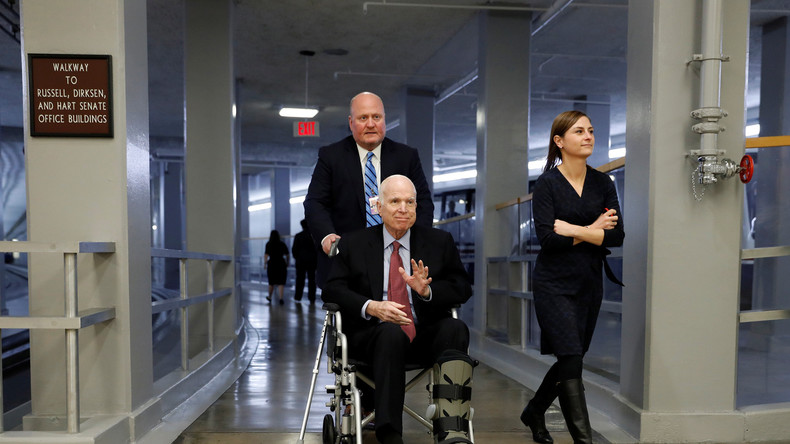 «Il va mourir de toute façon»: polémique après les propos d'une conseillère de Trump sur John McCain
