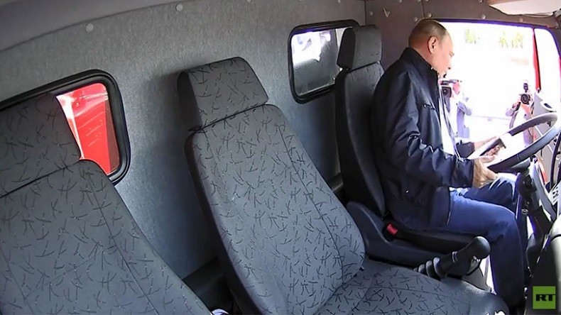 Poutine au volant d'un camion Kamaz pour inaugurer le pont reliant la Crimée à la Russie (VIDEO)