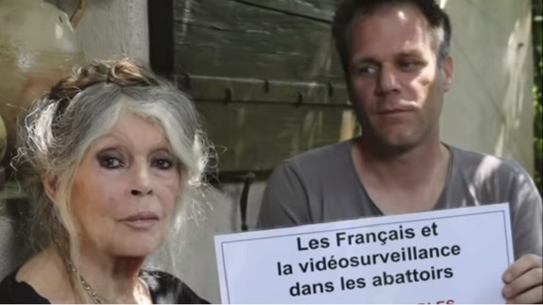 Abattoirs : Rémi Gaillard rejoint Brigitte Bardot dans sa lutte pour les animaux (VIDEO)