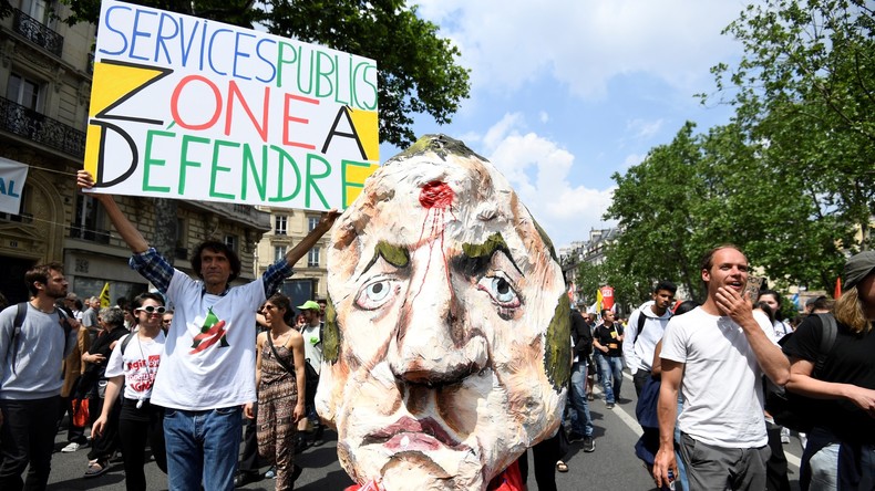 «Au bûcher !» : une tête de Macron, une balle entre les yeux, brûlée à la manifestation du 22 mai