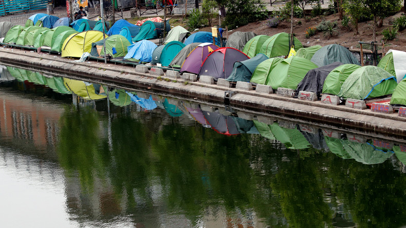 Migrants à Paris : à quoi joue le gouvernement face à Hidalgo ?