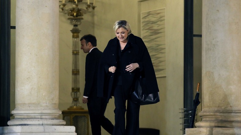 Banlieues : Marine Le Pen dévoile son plan élaboré avec «quelques mâles blancs»