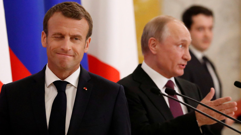 «Cher Vladimir» : en opération séduction en Russie, Macron vante le «multilatéralisme fort»