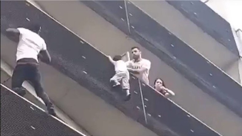L'acte héroïque d'un homme qui escalade quatre étages pour sauver un enfant (VIDEO)