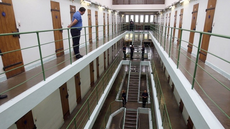Suicides, insalubrité, surpopulation : le cauchemar des prisons françaises (REPORTAGE)