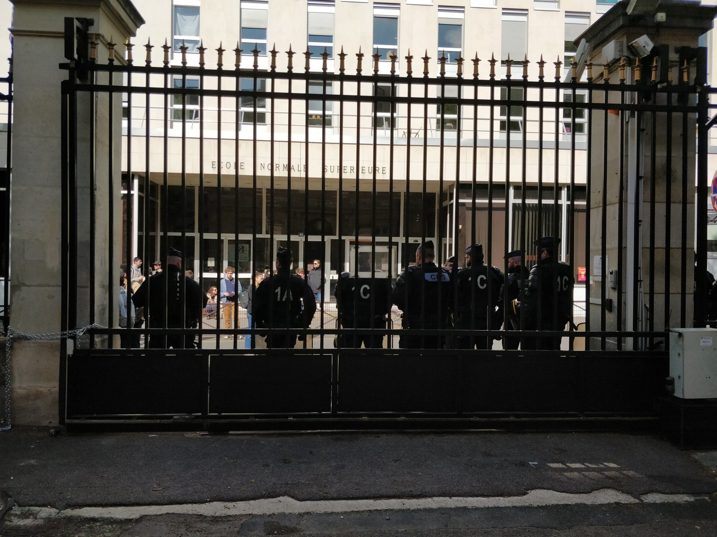 Monument aux morts tagué, dégradations : des bloqueurs occupent l'Ecole normale supérieure (PHOTOS)