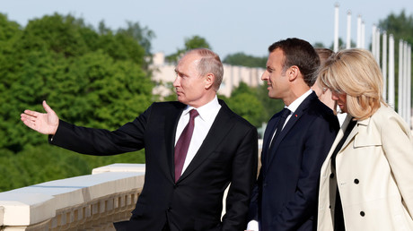 Economie, questions internationales : Poutine s'est entretenu avec Macron à Saint-Pétersbourg