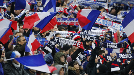 Gérard Depardieu et la vodka inspirent un nouvel hymne de supporters français (VIDEO)