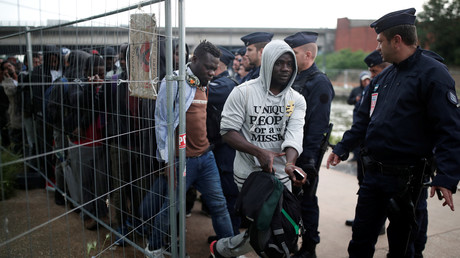 Paris : évacuation du plus important campement de migrants à porte de la Villette (IMAGES)