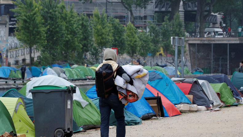 Un millier de migrants évacués de deux campements à Paris