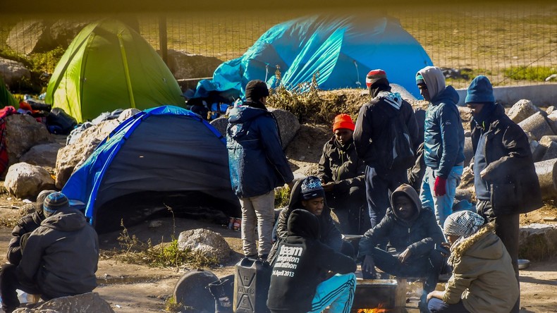 Migrants à Calais : le préfet menace de poursuivre une bénévole qui accuse des CRS