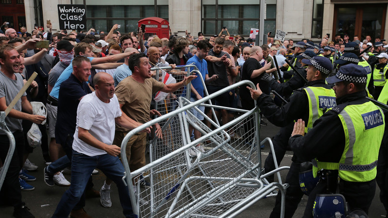 Londres : une manifestation de soutien à Tommy Robinson dégénère, cinq policiers blessés (VIDEOS)