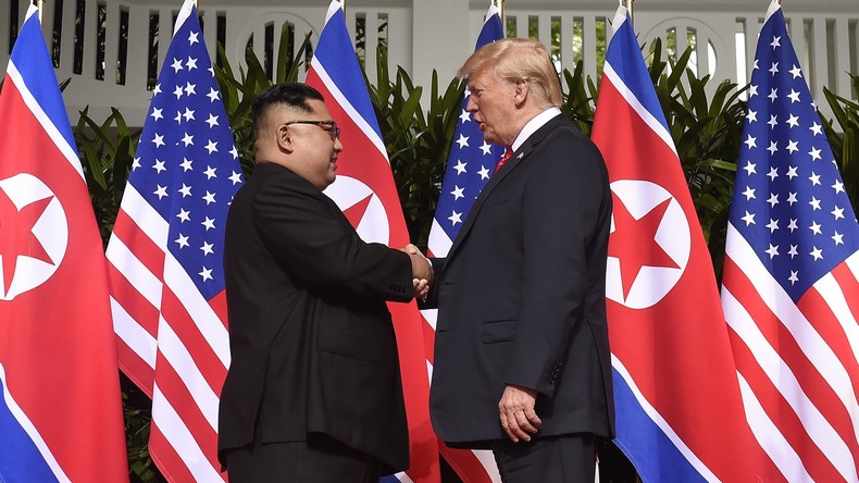Poignée de main historique entre Donald Trump et Kim Jong-un 5b1f55fa488c7bdb6d8b4567