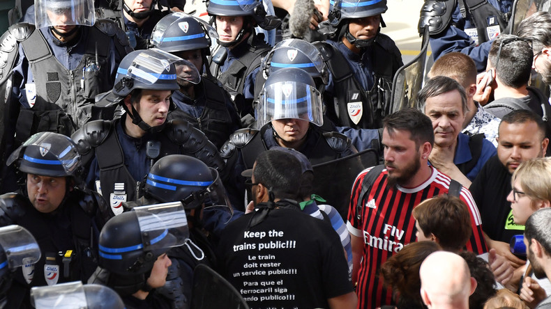 Affrontements entre CRS et cheminots devant le siège de M6 après un reportage de Capital (VIDEO)