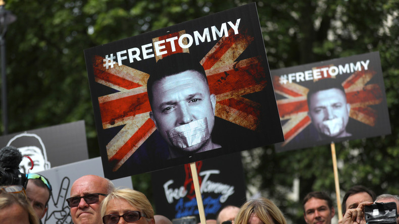 Pourquoi le traitement de Tommy Robinson par la justice britannique suscite-t-il tant d'émotion ?
