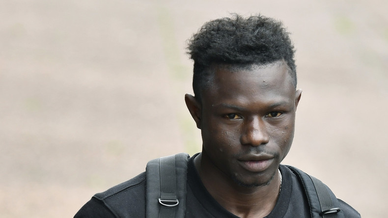 Escorte en berline et foule en liesse, Mamoudou Gassama accueilli en héros à Bamako (IMAGES)