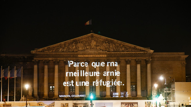 Amnesty International projette des messages pro-réfugiés sur les colonnes de l'Assemblée (IMAGES)