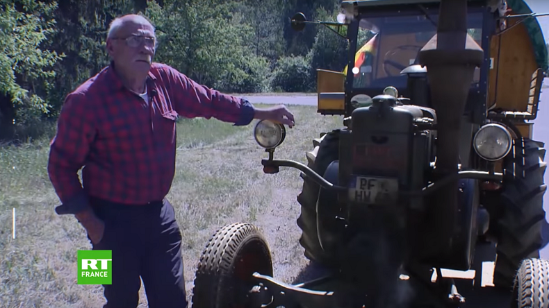 L'amour du football : un supporter allemand de 70 ans rejoint la Russie... en tracteur (VIDEO)