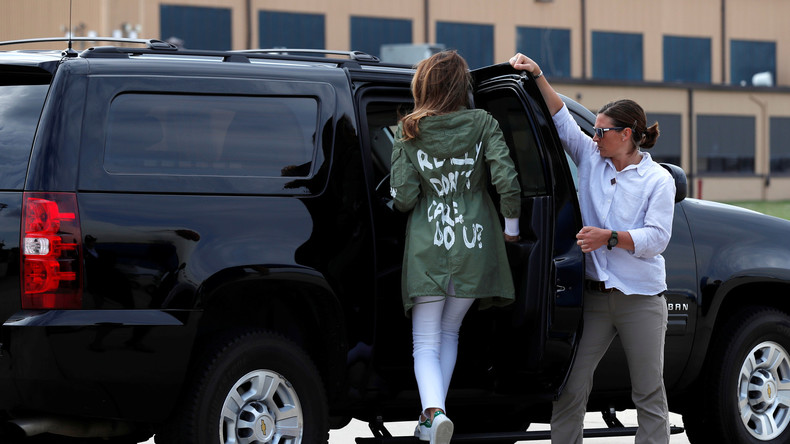 «Je m'en fiche totalement» : l'étrange veste de Melania Trump en visite auprès d'enfants migrants