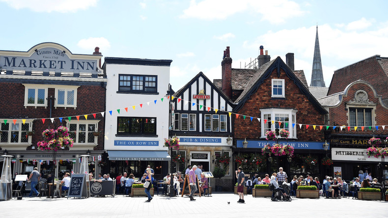 A Salisbury, des touristes font des selfies devant le banc où les Skripal ont été empoisonnés