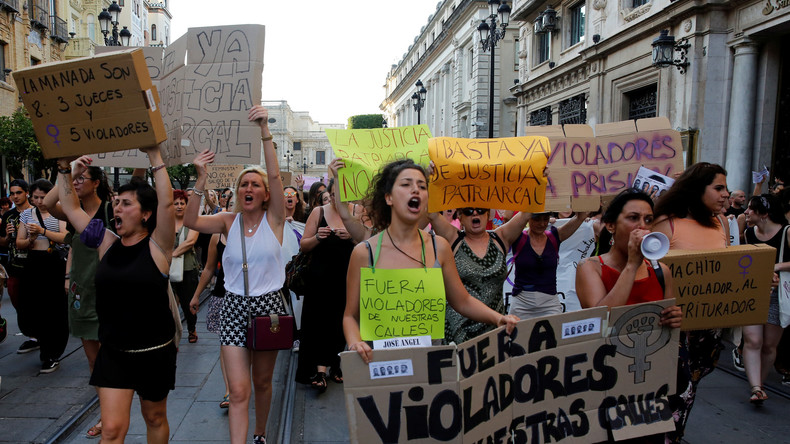 «Les violeurs en prison» : les Espagnols dans la rue après la libération de «La Meute» (IMAGES)