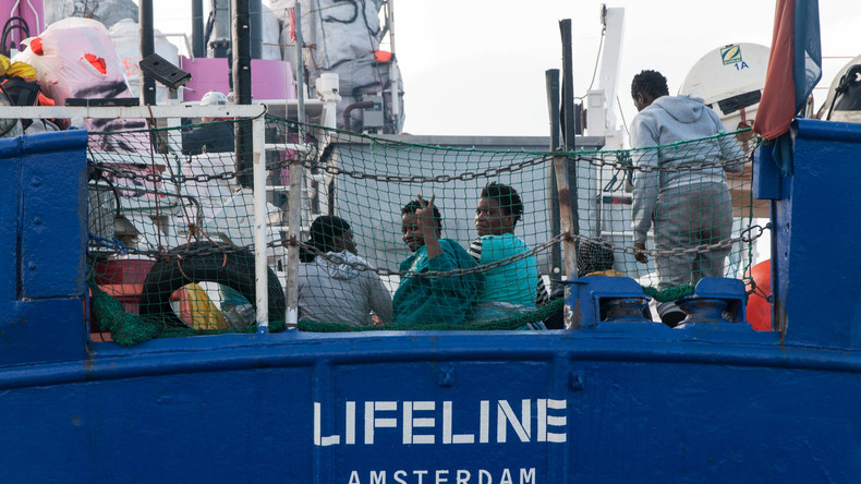Un navire avec 230 migrants bloqué en Méditerranée avant le mini-sommet de crise