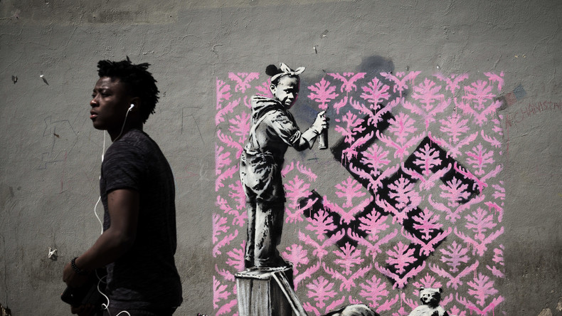 Banksy débarque à Paris et dénonce la politique migratoire de la France avec l'emblème nazi