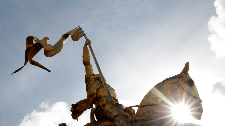 Marche des fiertés : la statue de Jeanne d'Arc cagoulée et dégradée, des activistes matraqués