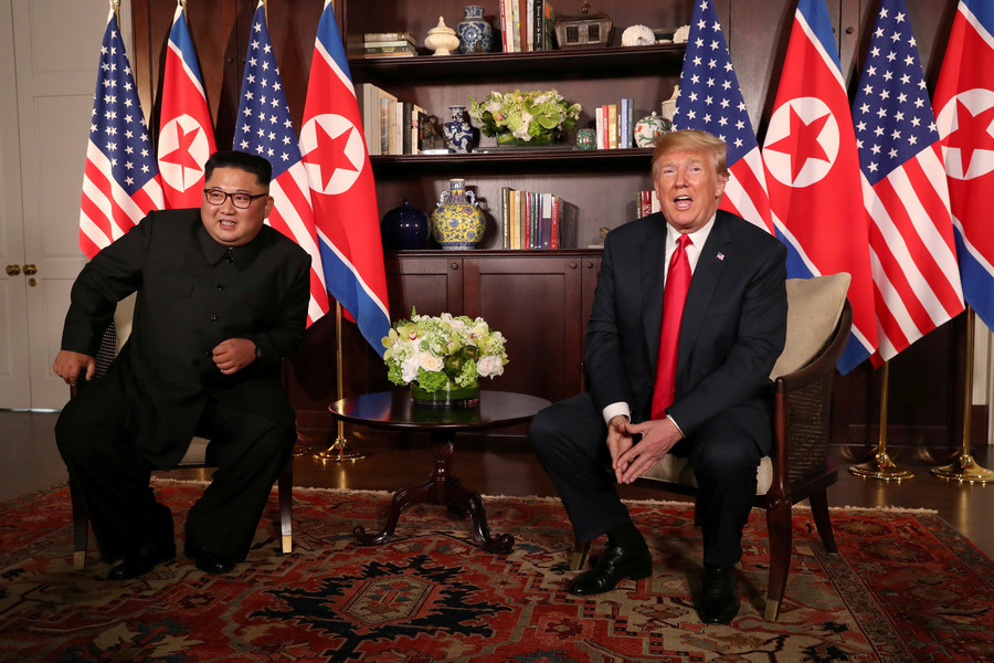 Poignée de main historique entre Donald Trump et Kim Jong-un 5b1f5656488c7bdb6d8b456b