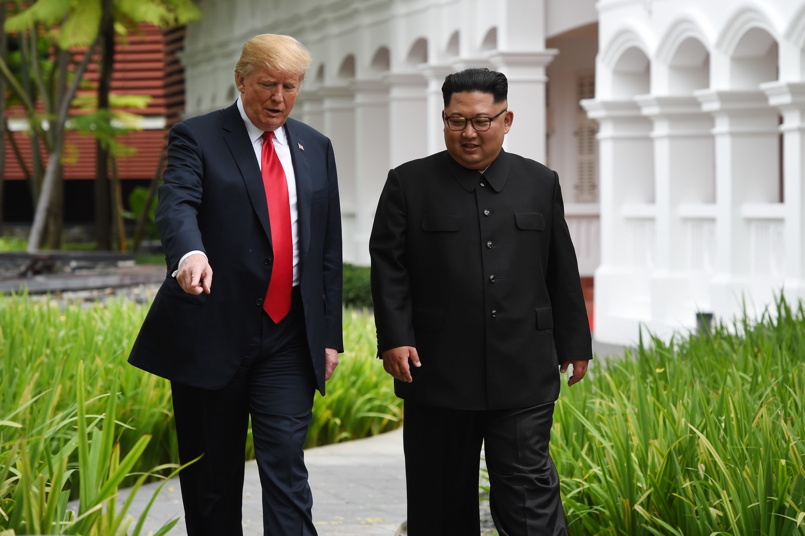 Poignée de main historique entre Donald Trump et Kim Jong-un 5b1f570609fac29a498b4567