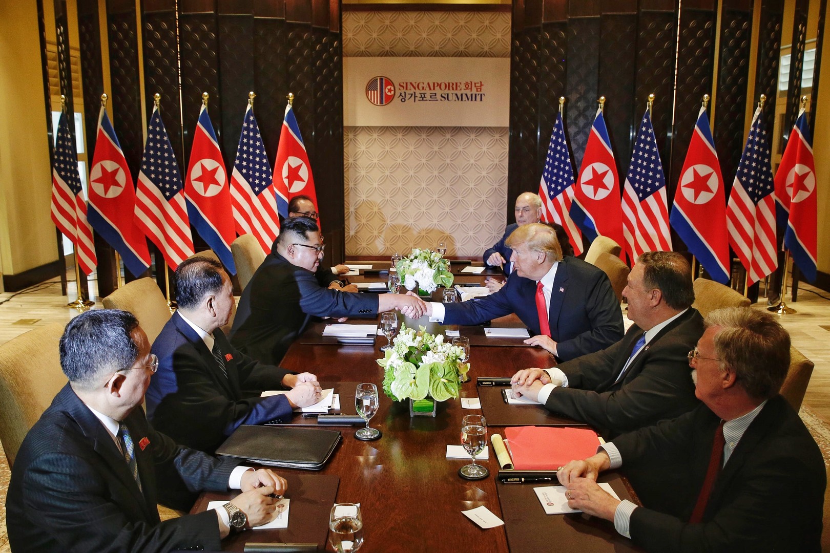Poignée de main historique entre Donald Trump et Kim Jong-un 5b1f58f209fac2ae4a8b4567