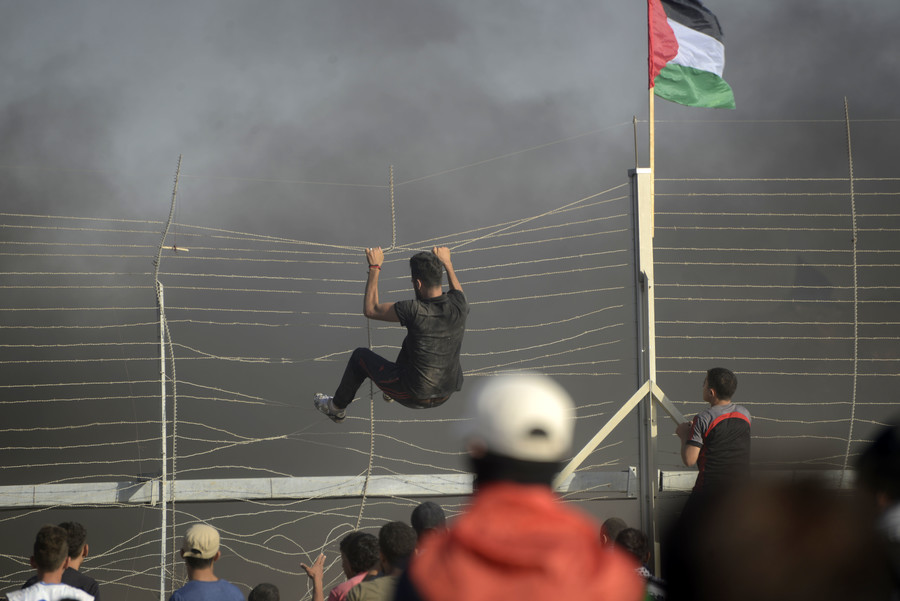 Gaza : des dizaines de Palestiniens blessés par les forces israéliennes à la frontière (IMAGES)