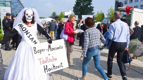 Protestataire portant une robe de mariée sur laquelle est écrit «Bayer+Monsanto= mariage létal», lors d'une manifestation contre le rachat par Bayer de Monsanto, à l'extétieur d'un centre de conférence à Bonn où se tient le rendez-vous annuel de Bayer.  