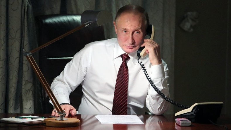 Poutine félicite l'équipe de Russie après sa victoire contre l'Espagne en huitièmes de finale