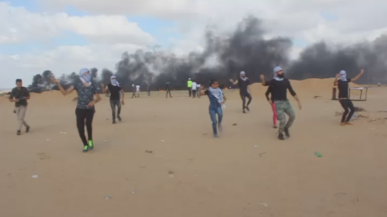 Grande danse du retour : des Palestiniens effectuent un dabkeh au son des balles à Gaza (VIDEO)