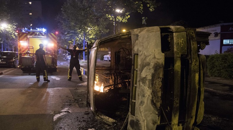Troisième nuit d'émeutes à Nantes : «Une bonne cinquantaine de véhicules ont été incendiés» (IMAGES)