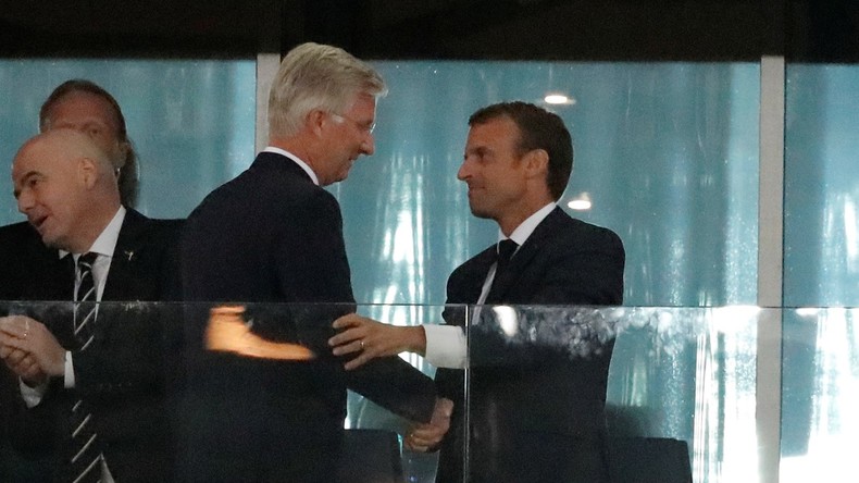 France-Belgique : Emmanuel Macron pouces en l'air pour célébrer le but de Samuel Umtiti (PHOTOS)