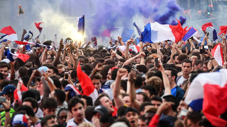 Les Français en liesse après la qualification des Bleus pour la finale du Mondial (IMAGES)